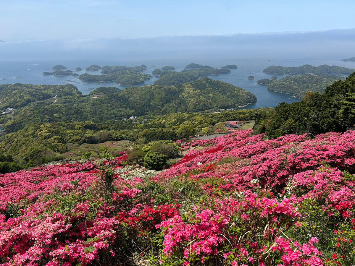 長崎県の西海国立公園の長串山から望む平戸島と北九十九島
