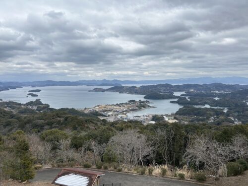2月の長崎県の西海市西彼町にある八人ヶ岳公園から大村湾を望む