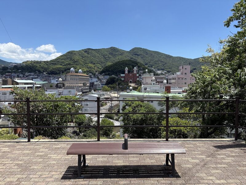 平和祈念像公園近くの眺望場所から浦上天主堂を望む2025年夏の長崎の景色